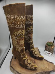 There is handembroidery custom made western style knee high boots. Made with genuine leather, handembroidery suzani velvet, ykk zipper, kitten heel. There is every size is available 6 us to 11 us, 36 eu to 43 eu. For to make custom boots and shoes NO extra charging İf you need wider calf please send us your calf circle measurments. Boots style is kitten heel. Waterproof, very confortable custom made boots. We have door to door shipping service to all over the world. Accepted payment, PayPal, Sho Traditional Fitted Boots For Fall, Traditional Fitted Snip Toe Boots, Brown Bohemian Embroidered Boots, Fitted Bohemian Winter Boots, Traditional Boots For Festival, Handmade Traditional Brown Boots, Traditional Handmade Brown Boots, Traditional Fitted Boots For Festival, Kitten Heel Boots