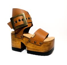 Genuine brown leather platform sandal, handmade with antique gold metal buckle detail. Heel of 10 cm and wooden platform sole of 7 cm, with padded insole lined with suede goat, for your comfort. Sizes from 34 to 47, we also make special sizes, do not hesitate to contact us. They are made to order and take between 20 and 30 days. Pop Sandals is an exclusive design by Sol Caleyo. When buying, the time the product arrives is also very important, for that reason we take care of hiring the shipping s 70s Shoes Platform Chunky Heels, Affordable Leather Platform Sandals, Luxury Calf Leather Platform Sandals, 70s Platform Shoes Brown, Luxury Retro Round Toe Sandals, Luxury Leather Sandals With Chunky Platform, Luxury Leather Chunky Platform Sandals, Luxury Leather Platform Sandals, 70s Platform Shoes