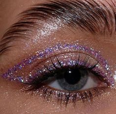 Euphoric Eye Makeup, Glitter Make-up, Euphoria Makeup Inspiration, Lilac Prom Makeup, Makeup Art Face Inspiration, New Years Makeup Ideas Glitter, Euphoria Party Looks, Make Up Glitter Eyes, Euphoria Glitter Makeup