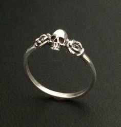 Tiny Skull with Roses Sterling Silver Ring Adjustable Skull Print Rings For Gift, Vintage Skull Print Rings As Gift, Skull With Roses, Friends Cute, Gothic Chic, Grunge Jewelry, Edgy Jewelry, Gothic Skull, Skulls And Roses