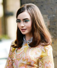 Celebs are loving the '60s beauty trends. #60sBeauty #Beauty #Throwback #Vintage #Hair 1960s Makeup, Looks Kylie Jenner, 60s Hair, 1960s Inspired, Oily Hair, Vintage Hair, Lily Collins, Ingrown Hair