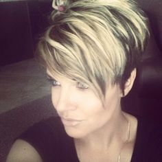 Pixie cut Grey Hair Lowlights, Pixie Cut Color, Kort Bob, Long Hairstyle, Short Hairdos, Trendy Short Haircuts, Blonde Pixie Cuts