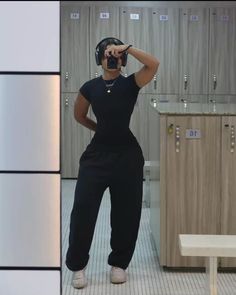 Compression shirt, joggers, white sneakers, outfit aesthetic inspo Sneakers Outfit Aesthetic, Birthday Dresses Ideas, Black Gym Outfits, Gym Outfits Winter, Aesthetic Love Couple, Birthday Dress Ideas, Gym Outfit Women, Black Gym Outfit, Black Joggers Outfit