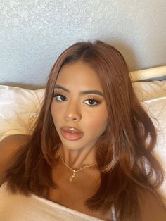 Honey Red Hair Black Women, Hair Colour Red Brown, Dye Hair For Brown Skin, Honey Brown Ginger Hair, Ginger Hair Brown Women, Hair Color Ideas For Caramel Skin Tone, Tan Skin Ginger Hair, Hair Dye Ideas For Latinas, Copper Brown Highlights On Black Hair