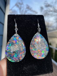 These Opal inspired Teardrop geode earrings made from resin colorshift to make a beautiful statement on your ears. They are lightweight and won't bother your ears. Handmade by Katie  KG Design & Decor Please follow my on social media  Instagram: @KG_DesignandDecor Facebook: KG Design and Decor Please be aware that this is handmade art and perfection has no place in art.  However, this was crafted with love and intention and I hope you are satisfied with your purchase. Your purchase is not refund Rainbow Sparkle, Diy Resin Projects, Geode Earrings, Design Decor, Resin Diy, Christmas Magic, Resin Jewelry, Handmade Art, Druzy