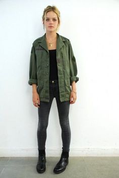 Army Jacket Women, Green Jacket Outfit, Jackets Fashion, Army Green Jacket, Army Jacket, Mode Casual, Jacket Pattern, Fall Jackets, Mode Inspiration