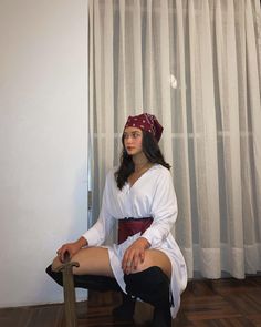 Poses
Outfit
Chica
Moda
Fotopose
Mujer
Pirata
Halloween 
Foto
Editar
Instagram
Ig Spirit Week Outfits, Hot Halloween Outfits, Pirate Halloween, Duo Halloween Costumes, Couples Halloween Outfits, Disneyland Outfits, Trendy Halloween Costumes, Halloween Inspo, Fantasias Halloween