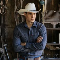 man wearing brown belt with silver belt buckle and demin shirt with white bangora straw vented cowboy stampede hat with genuine brown leather trim Texas Fits, Mens Western Vest, Cowboy Fashion, Cowboy Outfit, Western Summer