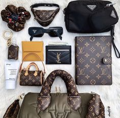 Bag Spill, Louis Vuttion, What's In My Purse, Lux Fashion, Inside My Bag, Purse Essentials, Mini Crossbody Purse, Handbag Essentials, Lv Purse