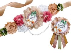 two ribbons with flowers on them are attached to the side of a headband that says daddy is me