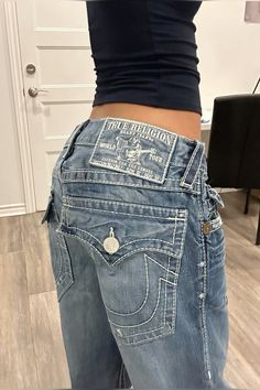 blue true religion baggy jeans white stiching tag Clean Baggy Style, Baggy Jeans Brands, True Religion Jeans Aesthetic, Baggy Jeans Ideas, True Religion Outfits Women, True Religion Aesthetic, What To Wear With Baggy Jeans, True Religion Jeans Outfit, True Religion Outfit