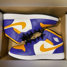 Air Jordan 1 Mid Size 7y Dark Concord / Taxi White-Black Concord Fonce / Blanc / Noir / Taxi White Taxi, Shoes Air, Womens Jordans, Air Jordan 1 Mid, Mid Size, Jordan 1 Mid, Air Jordan 1, Jordan Shoes, Purple Gold