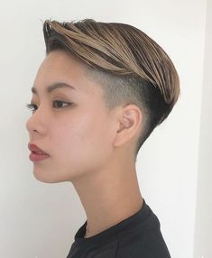 Shaved Sides Hairstyles, Short Curly Hairstyles, Latest Hair Trends, Side Hairstyles, Shot Hair Styles, Very Short Hair, Shaved Sides, Short Haircut, Short Hair Styles Pixie