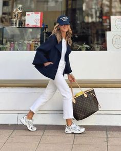 Discover cute ways to style New Balance sneakers into your casual outfits with these trendy ideas! Whether you're styling the popular 530 shoes or other sneakers, these everyday outfit ideas are sure to elevate your look with a cool aesthetic touch. For example, we love this look with white jeans, a Louis Vuitton Neverfull bag and a navy blue blazer – it's the perfect weekend outfit! Neverfull Outfit, Zara Outfit Ideas, New Balance 530 Outfit, Jeans And Sneakers Outfit, Blue Blazer Outfit, Sneaker Outfits Women, Stile Hijab, New Balance Outfit