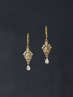 Regency jewellery was influenced by Greek and Roman antiquity. These dainty sparkly earrings owe their shape to Roman or Greek urns. A small zircon dangles below adding extra movement to the design. Gold plated lever backs complete the look. Limited edition design. Gold plated lever backs. Length Regency Costume, Sparkly Earrings, Classy Jewelry, Funky Jewelry, Jewelry Lookbook, Jewelry Inspo, Dream Jewelry, Pretty Jewellery, Jane Austen