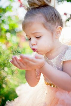 Blowing glitter :) This would be so cute for a toddler's birthday photo session. Photograph Idea, Blowing Glitter, Princess Photography, Princess Outfit, Toddler Photos, Princess Photo, Toddler Photography, Glitter Photo, Foto Baby