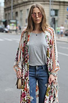 fashion, street style, and boho image Look Kimono, Kimono Floral, Mode Kimono, Fashion For Petite Women, Design Blogs, Womens Fashion Casual Summer, Black Women Fashion, Hippie Outfits, Printed Cardigan