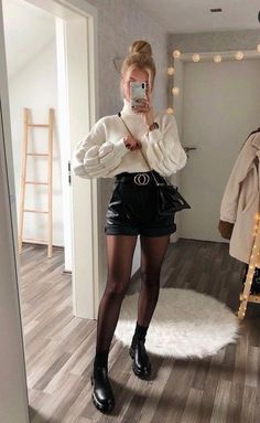 Leder Shorts Outfit, Leather Shorts Outfit, Lederhosen Outfit, Winter Fashion Outfits Casual, Outfit Chic, Cold Outfits, Paris Outfits, Looks Chic, White Sweater