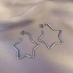 𝔇𝔢𝔱𝔞𝔦𝔩𝔰: Style: Kawaii Goth, Punk, Grunge Materials: Alloy Metal Quantity: 1 pair (As shown) A pair of simple but classy grunge earrings feature a star shape. Durable material, perfect for everyday wear Enjoy free shipping with a purchase of over 80$ Grunge Earrings, Kawaii Goth, Silver Lining, Star Shape, Stylish Accessories, Color Patterns, Everyday Wear, Silver Earrings, Stars