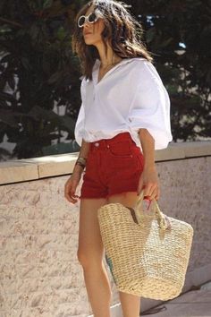 Looks Com Short, Red Denim Shorts, Chic Fall Outfits, City Outfits, Mini Short, Red Shorts, Street Style Looks