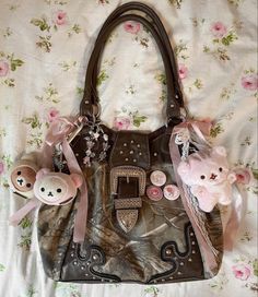 Midzise Fashion, Grunge Bags, Y2k Bags, Inside My Bag, Aesthetic Bags, Girly Bags, Mia 3, What In My Bag, Bags Aesthetic