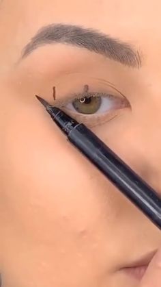 Easy winged liner tipsBy @elliemakeupartist Teknik Makeup, Bentuk Alis, Eyebrow Makeup Tips, Makeup Tutorial Eyeliner, Fotografi Digital, Eye Liner Tricks