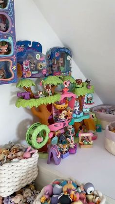 there are many toys on the shelf in this room, including littlest pet shop