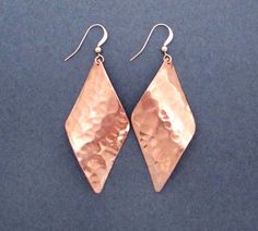 Diamond shaped copper dangles are hammered for texture and polished for shine.  Swingy curvy design reflects light with every little motion.  Ear hooks are handcrafted in 14k rose gold filled wire.  Lightweight for all day comfort.Earring Dimensions:Width - 1 inch (2.5cm)Length - 2 3/4 inches (7cm)More copper jewelry:https://www.etsy.com/shop/SeventhWillow?ref=hdr_shop_menu&search_query=copperWelcome to Seventh Willow:seventhwillow.etsy.comE410 x 19th Anniversary Gifts, Hammered Copper Earrings, Bronze Anniversary Gifts, Copper Anniversary Gifts, Copper Jewellery, 7th Anniversary Gifts, Cuff Bracelets Handmade, Jewelry Education, 7th Anniversary