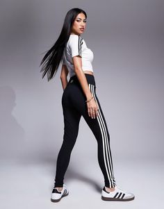 Pantalones y leggings de adidas Originals *Guardar en carpeta de inspiración* Diseño con logo Talle alto Cinturilla elástica Corte entallado Striped Leggings, Charlotte Tilbury, Adidas Originals, Topshop, Asos, Latest Trends, High Rise, Stripes, Trousers