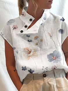 Dames Overhemd Blouse Coltrui Wit Bloemig Korte mouw Casual Feestdagen Basic Opstaande boord Normaal Katoen Bloemen Thema S 2023 - € 32.99 White Short Sleeve Blouse, Stand Neck, Turtleneck Shirt, Crop Top Sweatshirt, Vintage Floral Print, Summer Blouses, Floral Print Shorts, Women Shirts Blouse, Casual Blouse