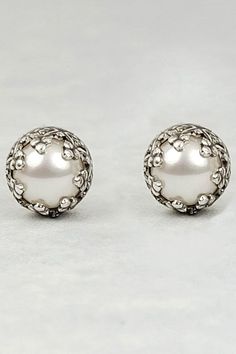 These vintage style pearl stud earrings are inspired by the Edwardian era when fine metalwork was fashioned to resemble the look of fine lace. Delicately hand-wrought from recycled sterling silver, two creamy cultured freshwater pearls are bezel-set in heart-crown settings that are connected to sterling silver posts. Unique Pearl Jewelry, The Edwardian Era, Handmade Pearl Jewelry, Heart Crown, Vintage Style Jewellery, Edwardian Era, Freshwater Cultured Pearls, Pearl Stud Earrings, Recycled Sterling Silver