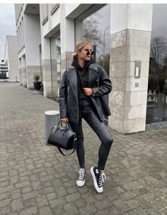 Stylish Leather Leggings Outfits To Try The Trend | Le Chic Street Black Leather Leggings Outfit, Leather Leggings Outfits, Outfits To Try, Leggings Outfits, Black Leather Leggings, Vegan Leather Leggings