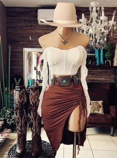 Brown Pleated Skirt, Country Style Outfits, Looks Country, Western Outfits Women, Black Pleated Skirt, Trendy Fashion Outfits, Cowgirl Outfits, Color Fabric, Country Outfits