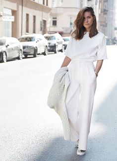 ... Minimal Stil, Throbbing Headache, Minimalist Moda, T Shirt Branca, Fashion Gone Rouge, Woman In White, Style Casual Chic, 2024 Color, All White Outfit