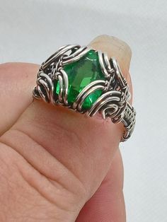 This listing is for a PDF tutorial download with detailed pictures and instructions on how to make this ring setting. Wire Weaving Tutorial, Wire Jewelry Rings, Wire Wrapped Stone Jewelry, Wire Wrap Jewelry Designs, Weaving Tutorial, Wire Ring, Wire Wrapping Stones, Diy Wire Jewelry, Wire Work Jewelry