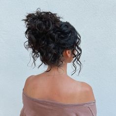 Stunning options that will highlight your beautiful texture. Wedding Updos For Long Curly Hair, Messy Updo Curly Hair, Curly Hairstyles For Wedding, Messy Updo Wedding, Wedding Hairstyles For Curly Hair, Bride Hairstyles Updo, Curly Bridal Hair, Wedding Hairstyle Ideas