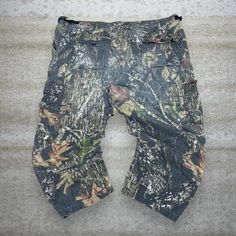 Vintage Mossy Oak Hunting Camo Tactical Pants Baggy Wide Leg Fit Cargos Woodland 90s Skate / Streetwear Great Condition: 9/10 Men's Size:  Waist: 44" Length (inseam): 28" Leg Opening: 10" Thigh Opening: 16" Front Rise: 15" 90s Skate, Hunting Camo, Tactical Pants, Camo Pants, Mossy Oak, Mens Trousers, Mens Bottom, Bottoms Pants, Camouflage