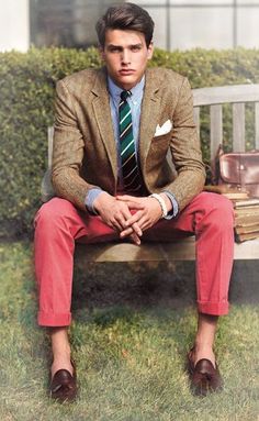 An essential preppy style guide to help men incorporate a cleaner and more refined look into their everyday wardrobe, while simultaneously maintaining their own personal style. Southern Men, Summer Menswear, Red Chinos, Tweed Sport Coat, Nantucket Red, Man In A Suit, Herren Style