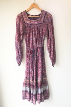 Bohemian Tie Waist Dress For Fall, Bohemian Fall Dress With Tie Waist, Fall Bohemian Dress With Tie Waist, Flowy Midi Dress With Tie Waist, Daywear Midi Dress With Drawstring, Midi Length Dress With Drawstring For Daywear, Bohemian Dress With Drawstring, Flowy Maxi Dress With Drawstring, Bohemian Midi Dress For Daywear