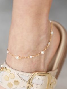 A mix of a metal chain design + pearl accent adds a feminine touch to update this trending anklet design. Metal Pearl Bracelet With Pearl Charm, Metal Chain Bracelet With Pearl Charm, Elegant Metal Anklet With Adjustable Chain, Gold Pearl Anklet With Pearl Charm, Beaded Chain Pearl Bracelet Gift, Dainty Pearl Gold Anklets, Elegant Party Anklets, Delicate Wedding Anklets, Pearl Chain Anklet For Party