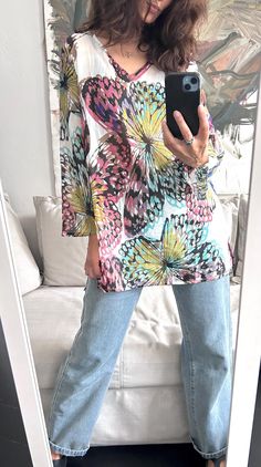 It's a Vintage beautiful white and colorful butterfly print blouse. V neck. Long sleeved. White background. Lightweight. Size: L. Great vintage condition. Model's height: 5'8 / 178 cm / Size S. MEASUREMENTS: Shoulders: 15 inch / 39 cm. Sleeve: 22 inch / 57 cm. Bust doubled: 44 inch / 114 cm. Length: 33 inch / 85 cm. Worldwide shipping. Shipping takes to: USA 7-14 days.  EU 4-7 days. Others countries 7-14 days. Spring Printed Blouse With Butterfly Sleeves, Spring Blouse With Printed Butterfly Sleeves, Spring Floral Print Blouse With Butterfly Sleeves, Summer Floral Print Blouse With Butterfly Sleeves, Summer Butterfly Sleeve Printed Blouse, Summer Printed Blouse With Butterfly Sleeves, Summer Butterfly Sleeve Blouse With Floral Print, Casual Printed Blouse With Butterfly Sleeves, White Butterfly-shaped Top For Summer