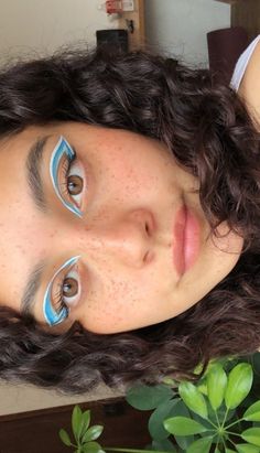 Peace Sign Makeup, Easy Graphic Liner Ideas, White Eyeliner Aesthetic, Blue And White Eyeliner, Heathers Makeup, Fun Eye Looks, Simple Graphic Eyeliner, Cool Eyeliner Looks, Fun Eyeliner Looks