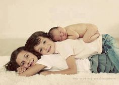 Hermanos Sibling Pictures, Foto Newborn, Kind Photo, Sibling Poses, Sibling Photography, Newborn Family Photos, Sibling Photos, Newborn Photo Ideas, Baby Poses