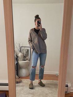 Clogs Outfit, Boston Clogs, Estilo Indie, Weather Outfits, Fall Fashions, Wardrobe Wishlist, Winter Closet, Mom Fashion, Comfy Clothes