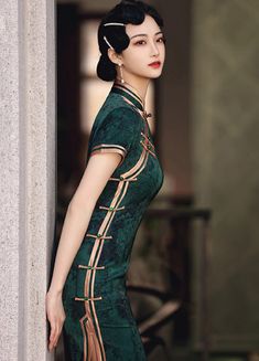 Green and Gold Cheongsam | Qipao Dress Cheongsam Traditional, Slim Long Dress, Chinese Cheongsam Dress, Dynasty Clothing, Modern Qipao, Chinese Cheongsam, Chinese Vintage, Traditional Chinese Dress, Green Velvet Dress