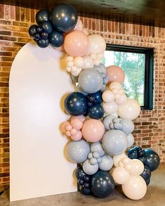 balloons are arranged in the shape of an arch