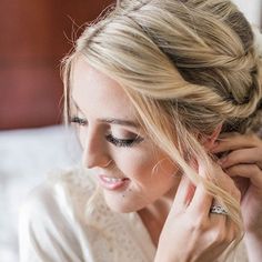 @VeilOfGrace posted to Instagram: There is nothing like that "here goes everything" rush as you finish placing your last minute touches before you walk down the aisle. Would you rather take a moment alone to soak up the joy to come, or would you rather be surrounded by all your loved ones?⁣ You deserve to smile like this! To book your bridal beauty trial now, contact us through the link in our bio. We can't wait to help you become the radiant bride of your dreams!⁣ VEIL OF GRACE BRIDAL BEAU Garden Wedding Makeup, Boho Wedding Hair Flowers, Bridal Hair Down, Wedding Makeup For Brown Eyes