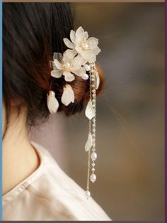 Summer hairstyle idea. Easy and simple hair idea. Summer hair inspo for you 😘 #hairstyles #hair #summerstyle #summerhairstyle White Hair Accessories, Side Hair Clip, White Hair Accessory, Chinese Hairpin, Curls No Heat, French Twists, Side Hair, How To Curl Short Hair, Fairy Hair