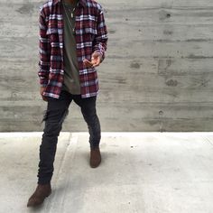 flannel chelsea boots Mode Hip Hop, Flannel Outfits, Men With Street Style, Streetwear Mode, Mens Flannel Shirt, Chelsea Boots Men, Urban Wear, Fashion Streetwear