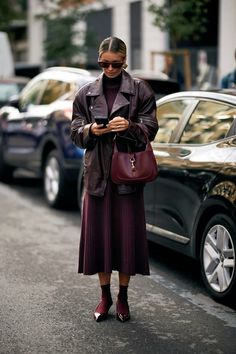 Burgundy Boots Outfit, Euro Fashion, Trendy Fall Fashion, Burgundy Boots, Milan Street Style, Winter Fashion Outfits Casual, Milano Fashion Week, Style Looks, Spring Street Style